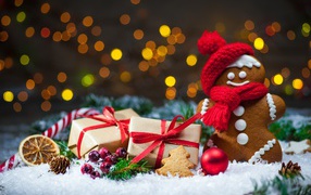 Новогоднее печенье с подарками и украшениями