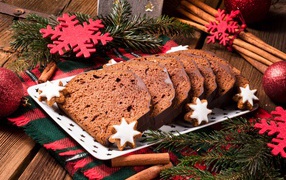 Рождественский кекс на столе с еловыми ветками и корицей