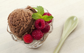 Кофейное мороженое в креманке со свежей малиной