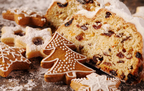 Печенье в форме елок на столе с кексом с сухофруктами