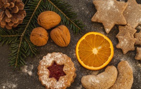 Печенье на столе с грецкими орехами и кусочком апельсина