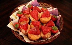 Кексы с клубникой в корзинке