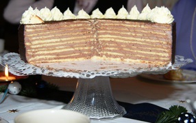 Разрезанный торт с кремом на стеклянном блюде