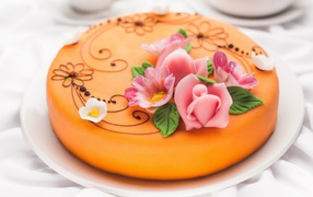 Нежный торт с розовыми цветами 