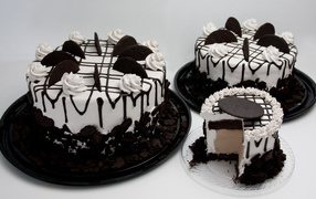 Вкусное пирожное с шоколадным печеньем  