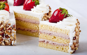 Delicious cake with peanuts and strawberries