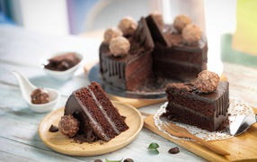 Аппетитный шоколадный торт на столе 