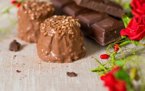 Вкусные шоколадные конфеты с орехами на столе 