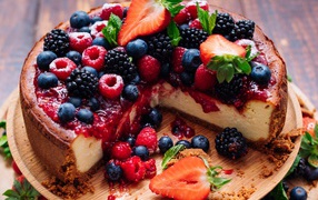 Вкусный сладкий чизкейк со свежими ягодами 