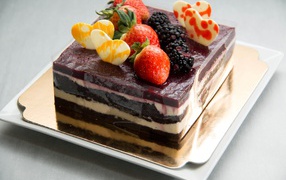 Десерт суфле с ягодами на сером фоне