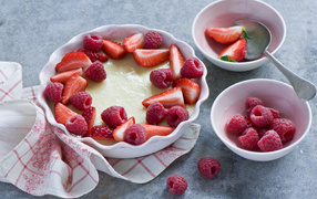 Десерт с ягодами свежей клубники и малины