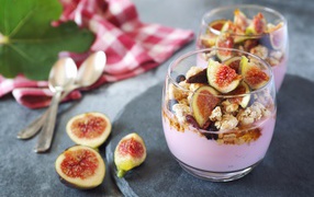 Dessert with flakes and fig pieces