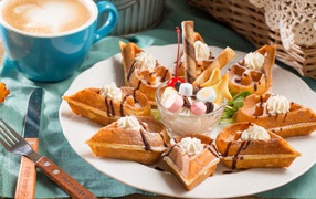 Десерт с мороженым и чашкой кофе