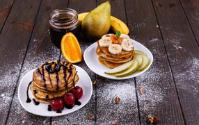 Оладьи на столе с джемом и фруктами