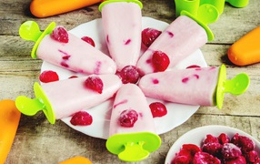 Фруктовое мороженое с ягодами вишни на столе 