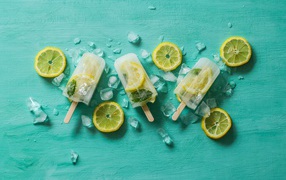 Фруктовое мороженое с лимоном и кусочками льда на столе 