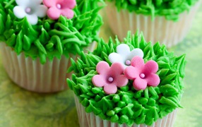 Пирожное с зеленым кремом украшено цветами 