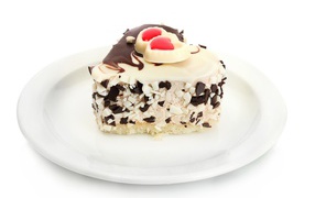 Пирожное в форме сердца с шоколадом на белой тарелке