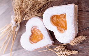 Печенье в форме сердца на столе с колосьями пшеницы