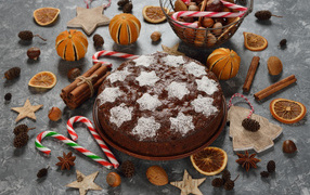 Праздничный пирог с пряностями и орехами на столе