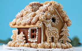 Праздничный домик из имбирного печенья