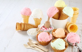 Мороженое в вафельных стаканчиках на столе