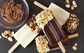 Мороженое на палочке в шоколаде с миндальными орехами