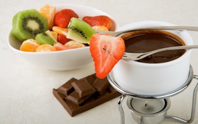 Liquid chocolate with strawberries and kiwi