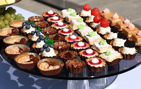 Много разных сладких десертов на столе