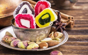 Мармелад в тарелке с фисташками