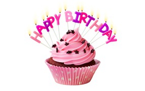 Маффин с кремом и свечами с Днем рождения на белом фоне