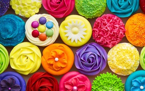 Разноцветные украшенные кексы