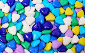 Разноцветные конфеты в форме сердца