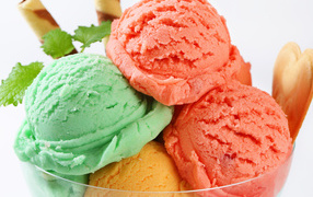 Разноцветное фруктовое мороженое крупным планом