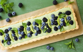 Pie with lime, blueberries and blackberries