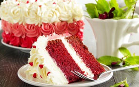 Кусок торта Красный бархат на тарелке с вилкой