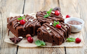 Кусочки шоколадного пирожного с ягодами