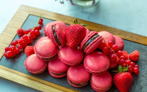 Розовые макаруны с красной смородиной и клубникой