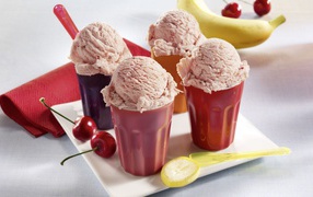 Фруктовое мороженое в стаканчиках на столе