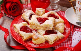 Слоеное печенье с вареньем и красной розой