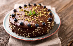 Круглый торт с шоколадом и ягодами черники
