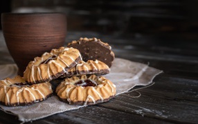 Сладкое печенье с шоколадом на столе