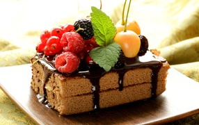 Сладкое пирожное с шоколадом и ягодами