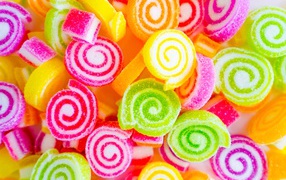 Сладкие разноцветные мармеладные конфеты в сахаре 