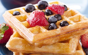 Sweet honey wafers with berries