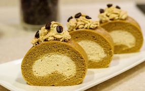 Сладкий рулет с кремом и зернами кофе