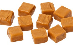 Конфеты ириски на белом фоне