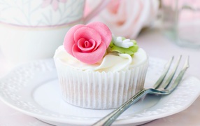 Кекс украшен розовым сахарным цветком