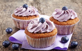 Три аппетитных кекса с кремом и ягодами черники