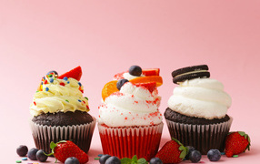 Три вкусных шоколадных кекса с кремом и ягодами